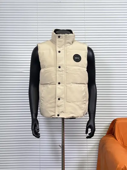 工厂 Canada Goose/加拿大鹅Garson羽绒马甲 (黑标) 一直是被公认为最保暖的羽绒服,各种各路ins红人、网红、明星也时长穿他街拍.每年都有做Canada Goose,却依旧无法摆脱对大鹅的喜爱,再寒冷的多天都不需要怕,因为有大鹅!内填充90%白鸭绒,加拿大鹅是传说中最保暖的羽绒服,号称北极户外运动必备品!全球爆热第一的羽绒服,各大明星争相抢购,人手必备! 一2XL 颜色:黑色,深蓝,深灰,米白,纯白